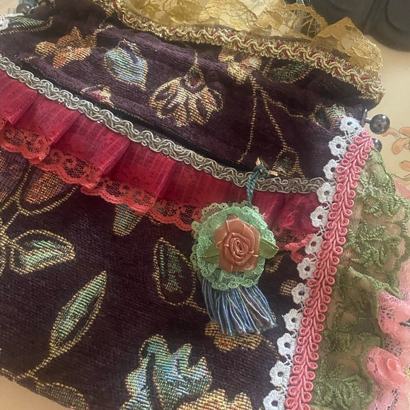 ❌❌SOLD❌❌ Vintage Grandma Carpet Bag Handmade Lace Tassels Flowers Gold Malon - Picture 9 of 16